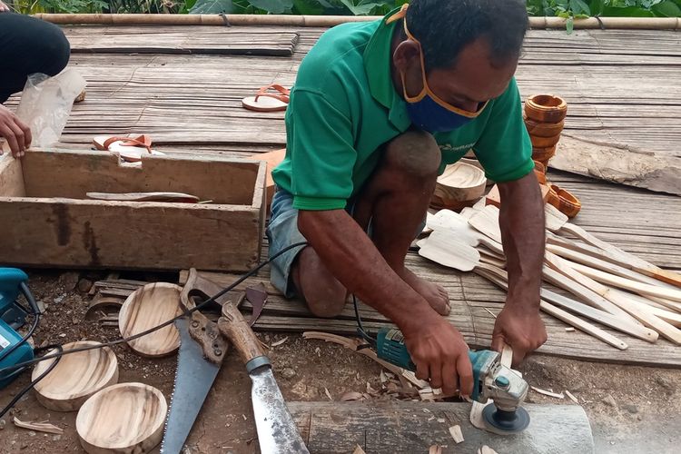 Siprianus Dua Dawa (49) seorang difabel mendapatkan bantuan alat mesin ukir dari orang baik dari Jakarta untuk mendukung usaha kerajinan tangan di Kampung Wodong, Desa Goreng Meni Utara, Kecamatan Lambaleda, Kabupaten Manggarai Timur, NTT, Kamis, (27/5/2021). (KOMPAS.com/MARKUS MAKUR)