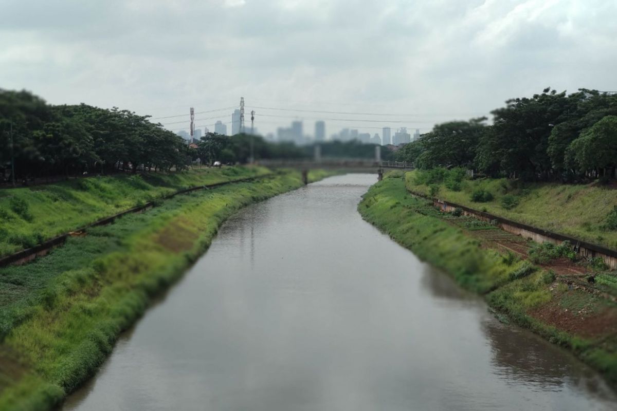 Banjir Kanal Timur (BKT) Jalan Inspeksi di kawasan Duren Sawit, Jakarta Timur, Kamis (8/2/2018)