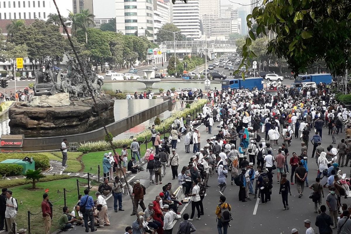 Massa berkumpul di sekitar Patung Kuda untuk mendengar orasi dan membacakan selawat, Jumat (14/6/2019).