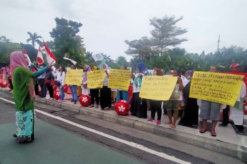 Ibu-ibu Bersatu Dukung Risma di Balai Kota Surabaya: Siapa yang Akan Anda Hancurkan?
