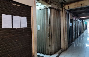 Sejumlah ruko yang berada di lantai satu Blok G Pasar Tanah Abang, Jakarta Pusat, tutup. 
