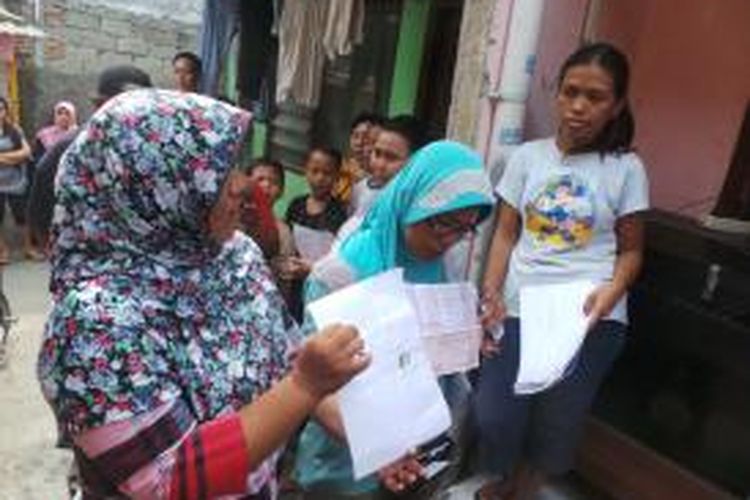 Para warga Batu Ampar, Kramatjati, Jakarta Timur yang merasa mengalami kasus penipuan sembako murah. Senin (28/9/2015). 