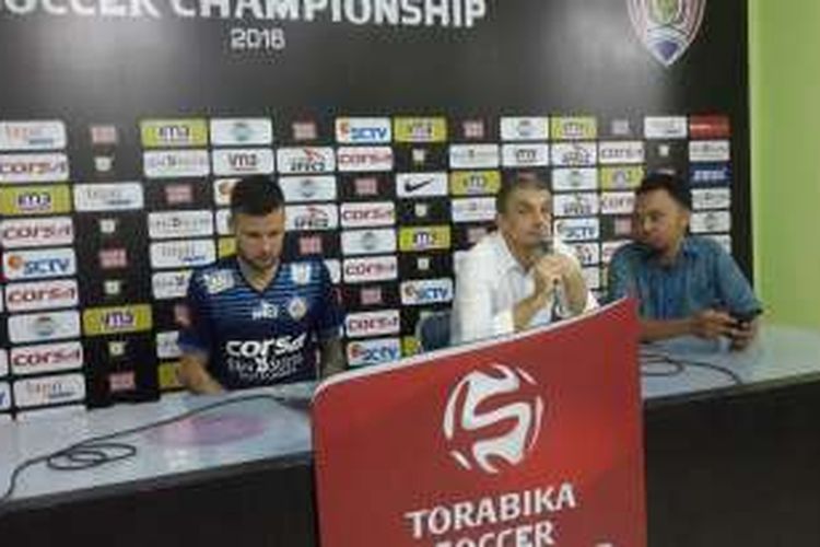 Pelatih Arema Cronus Milomir Seslija (tengah) saat konferensi pers usai menjalani pertandingan melawan Mitra Kukar di Stadion Gajayana, Kota Malang, Jawa Timur, Jumat (30/9/2016)