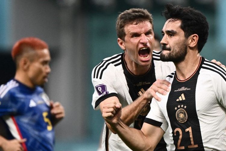 Gelandang Jerman Ilkay Gundogan (kanan) berselebrasi dengan Thomas Mueller setelah mencetak gol pertama timnya dari titik penalti pada laga Grup E Piala Dunia 2022 Qatar antara Jerman vs Jepang di Stadion Internasional Khalifa di Doha pada Rabu 23 November 2022 .