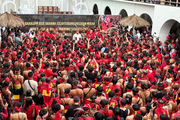 Calon presiden nomor urut 2 Prabowo Subianto bertemu Panglima Jilah dan ribuan pasukan merah atau Tariu Borneo Bangkule Rajakng (TBBR) di Cafe Kluwi, Pontianak, Kalimantan Barat (Kalbar), Sabtu (20/1/2024). 