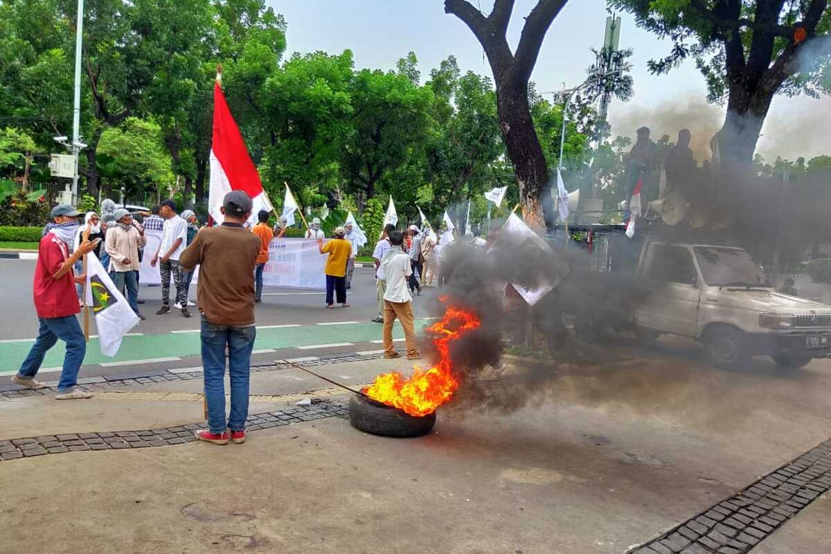 Massa Gerakan Pemuda Islam (GPI) membakar ban di depan balai kota, Jakarta Pusat, Kamis (12/12/2019)