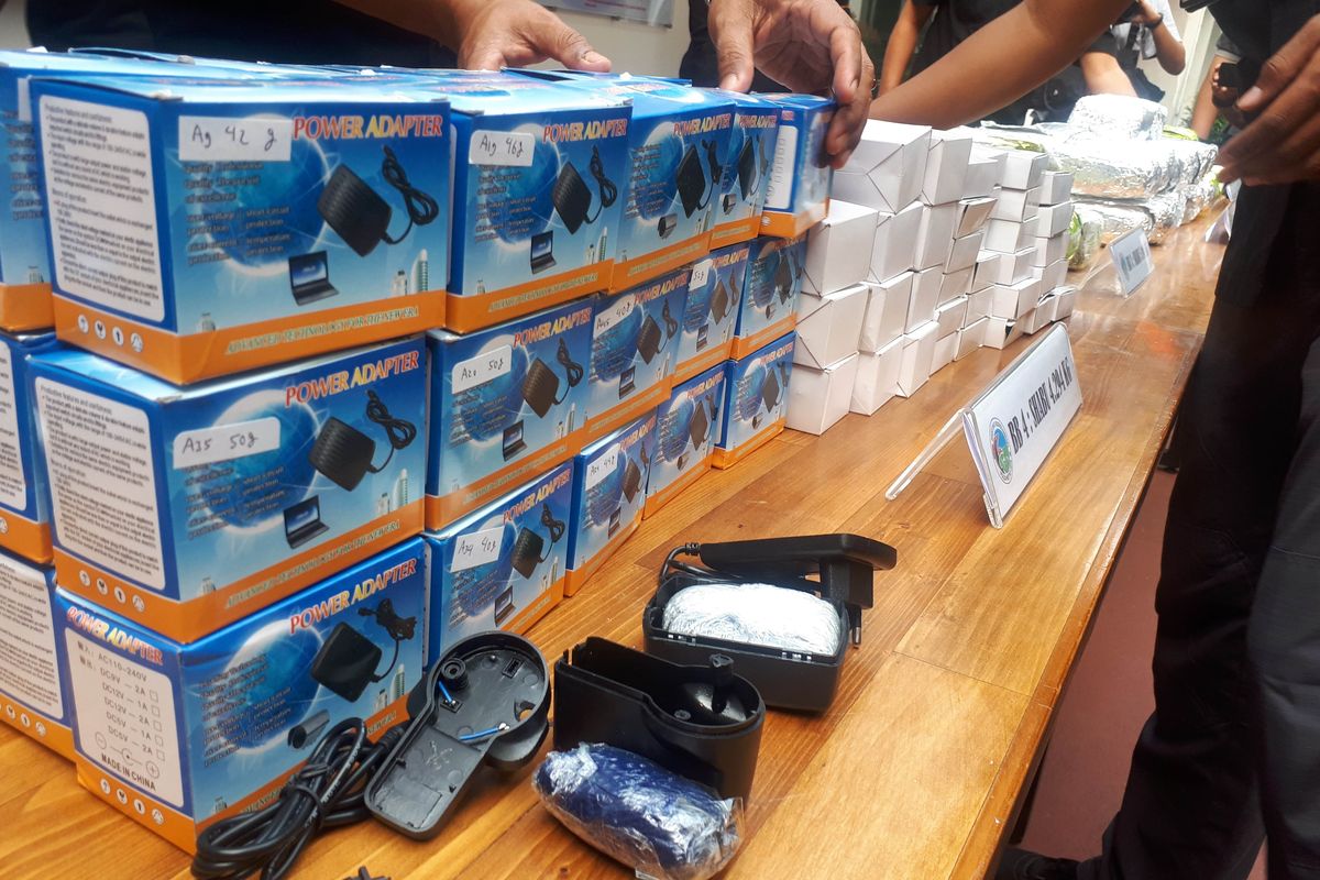 Modus baru penyelundupan narkotika yaitu disembunyikan dalam ember cat dan charger telepon genggam. Foto diambil di Polda Metro Jaya, Kamis (13/6/2019).