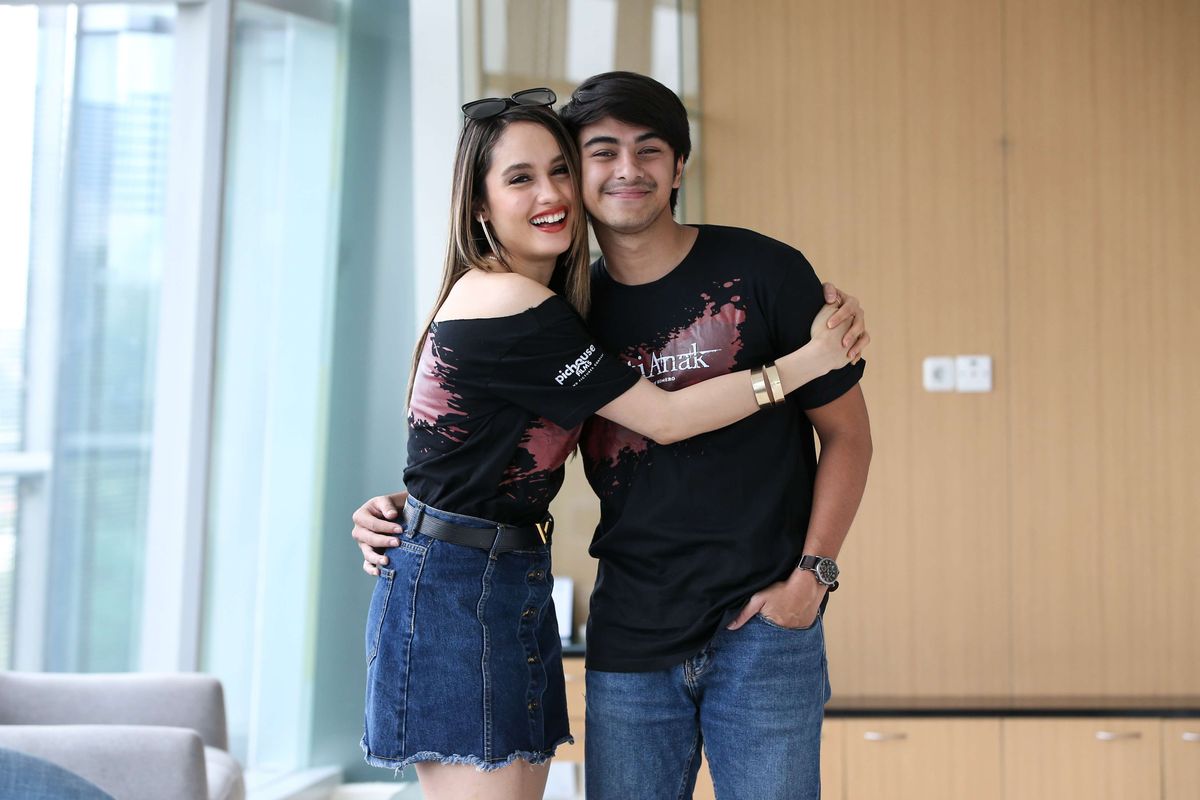 Artis Peran Cinta Laura dan Irsyadillah berpose saat promo Film Mati Anak di Kantor Redaksi Kompas.com di Menara Kompas, Jakarta, Kamis (14/3/2019). Film horor besutan sutradara Derby Romero ini akan tayang di biskop mulai 28 Maret 2019.