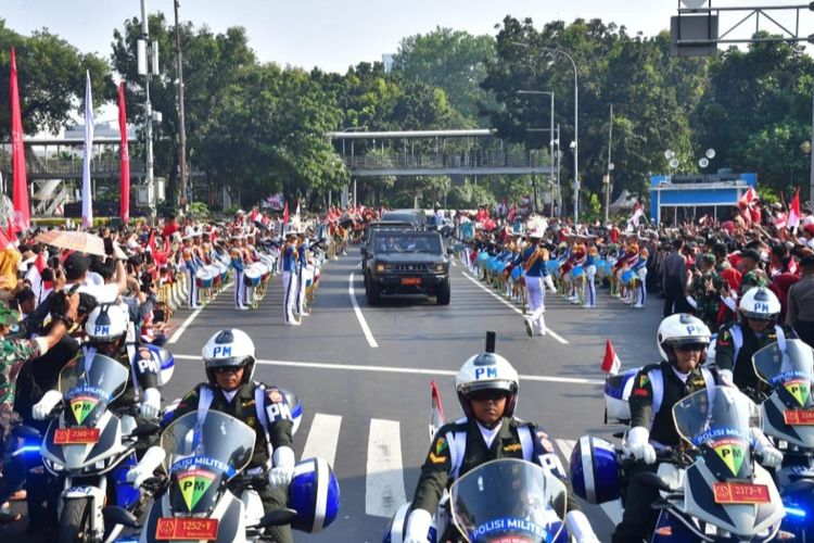 Suasana kirab duplikat bendera pusaka merah putih dan naskah proklamasi yang dibawa dengan kendaraan taktis Maung dari Monas di Jakarta Pusat menuju ke Halim Perdanakusuma, Jakarta Timur pada Sabtu (10/8/2024).