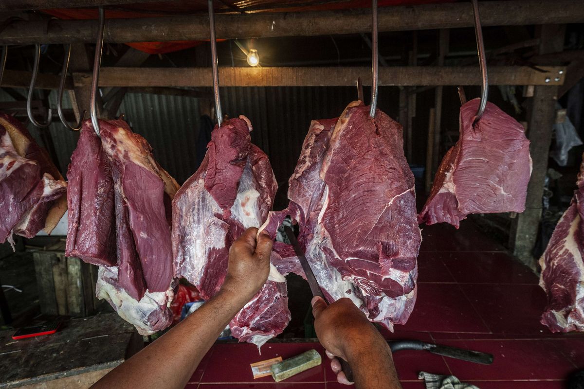 Penjual memotong daging sapi di pasar Rangkasbitung, Lebak, Banten, Sabtu (26/2/2022). Sebanyak 400 pedagang daging sapi di Banten akan menggelar aksi mogok jualan pada Senin (28/2/2022), akibat harga daging sapi yang meroket dari sebelumnya Rp110 ribu per kilogram menjadi Rp150 ribu per kilogram daging sapi.