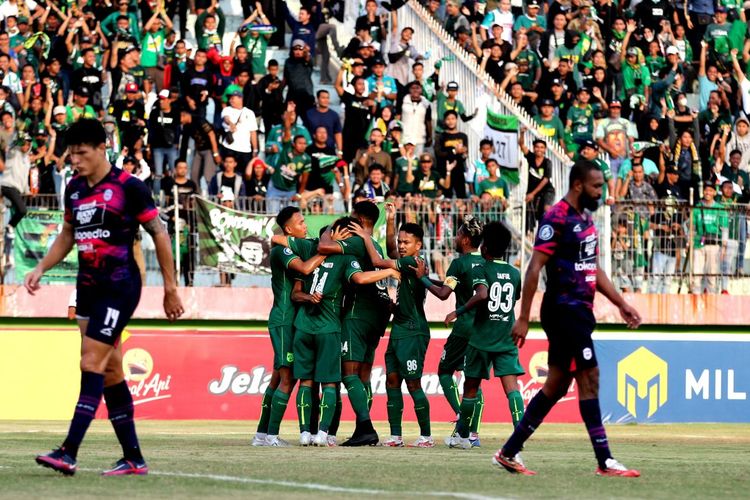 Aksi pada laga Liga 1 Persebaya Surabaya vs RANS Nusantara di Stadion Gelora Delta, Sidoarjo, pada Kamis (15/9/2022).