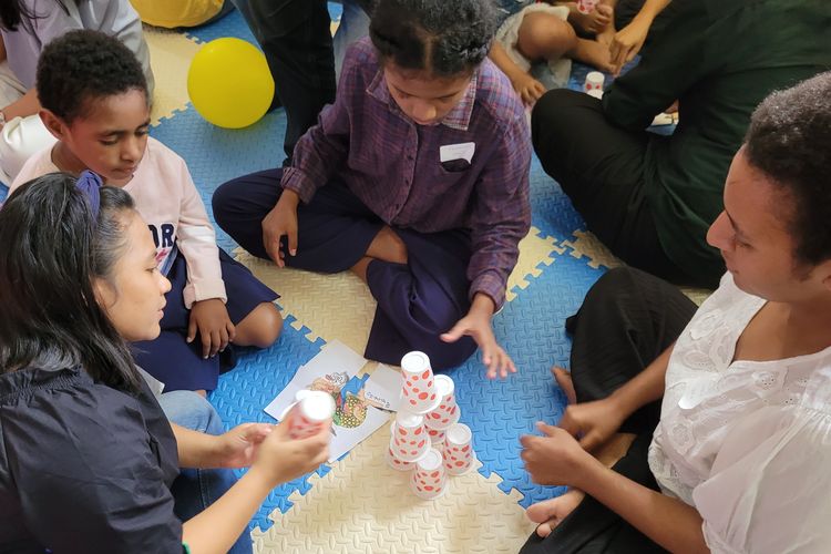 Panti Asuhan Bunda Serayu Banyumas, Jawa Tengah, diperkenalkan dengan coding atau bahasa pemrograman dengan bermain game, Minggu (24/7/2023).