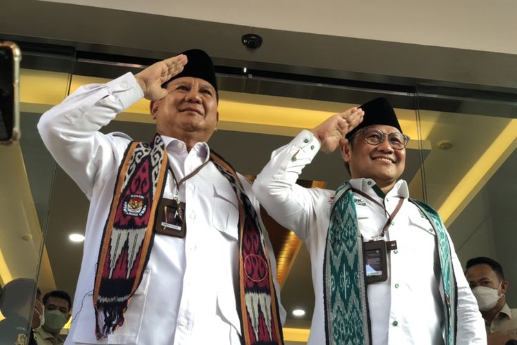 Ketua Umum Partai Gerindra Prabowo Subianto dan Ketua Umum Partai Kebangkitan Bangsa (PKB) Muhaimin Iskandar ditemui di kantor KPU RI, Senin (8/8/2022). 
