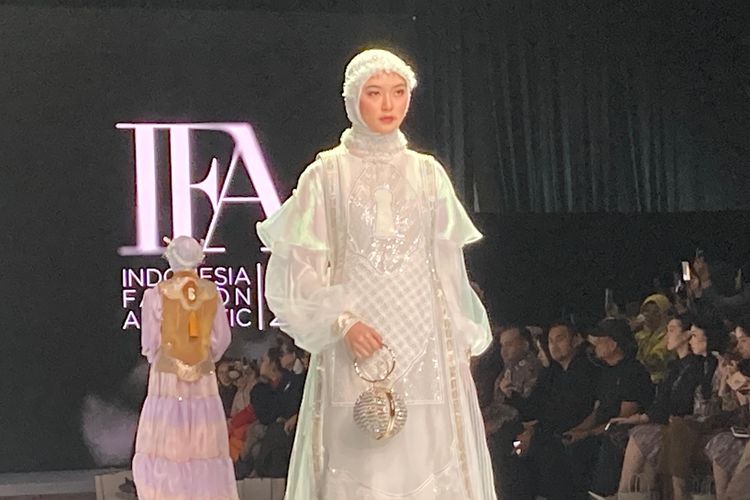 Koleksi dari desainer Lina Sukijo dalam Indonesia Fashion Aesthetic (IFA) 2026 di Ballroom The Ritz-Carlton Hotel, Pacific Place, Jakarta, Selasa (10/2/2026).