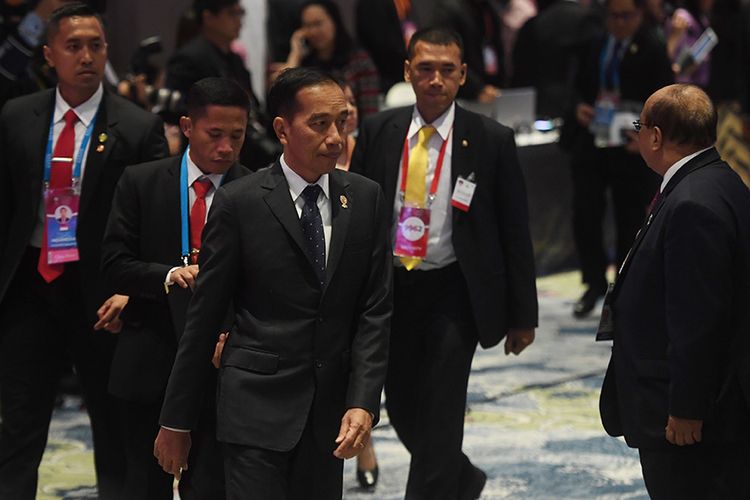 Presiden Joko Widodo (ketiga kiri) berjalan memasuki ruangan sesi pleno KTT ke-35 ASEAN di Bangkok, Thailand, Sabtu (2/11/2019). Sebelumnya, Menteri Luar Negeri Retno Marsudi menyatakan, di KTT tersebut Presiden akan menekankan empat bidang kerja sama guna meningkatkan ekspor dan investasi yang masuk ke Indonesia.