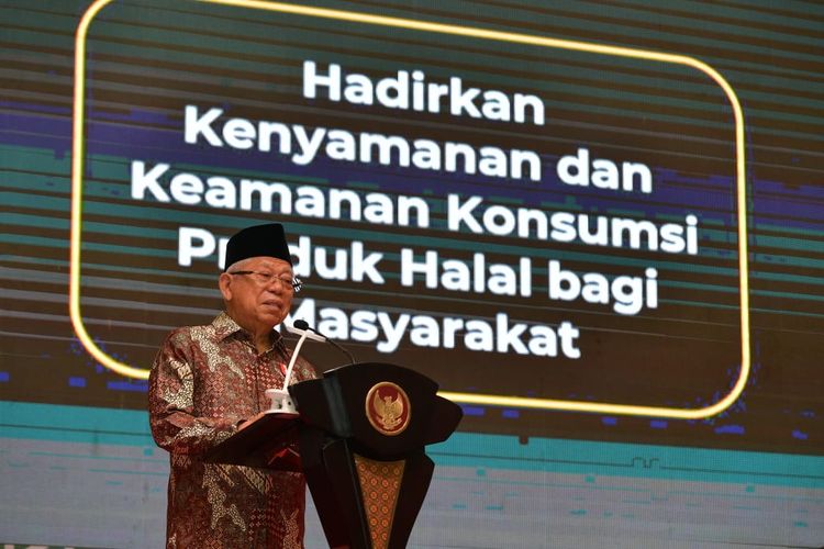 Wakil Presiden Ma'ruf Amin berpidato dalam acara acara Sarasehan Ekonomi dan Keuangan Syariah di Surabaya, Rabu (30/8/2023).