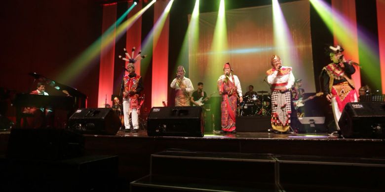 Grup band Chaseiro mengenakan busana daerah di konser Dunia di Batas Senja yang digelar Nusa Indah Theater, Balai Kartini, Jakarta, Minggu (28/10/2018).