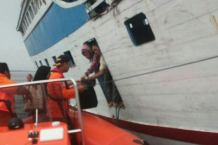 Tim SAR Pos Wakatobi berhasil mengevakuasi penumpang kapal kandas di perairan laut Binongko, Wakatobi