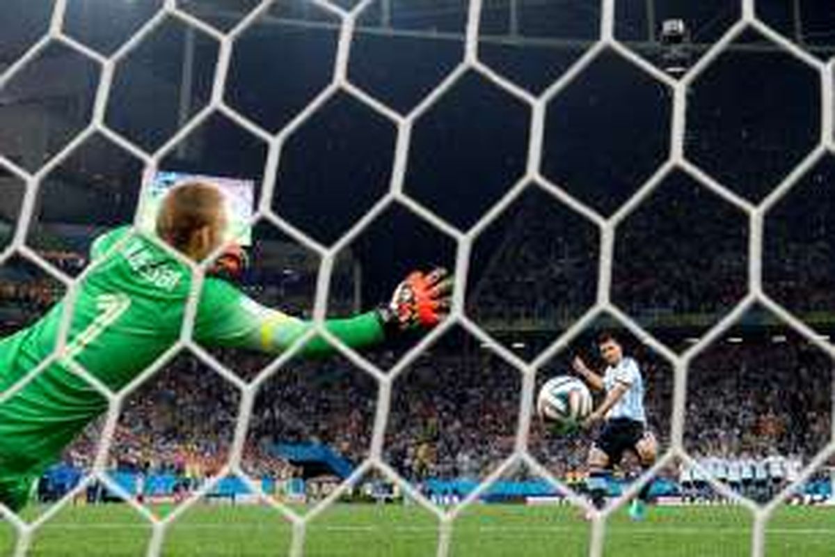 Jasper Cillessen gagal menghalau penalti Sergio Aguero saat Belanda melawan Argentina pada semifinal Piala Dunia 2014 di Corinthians Arena, Sao Paulo, 9 Juli 2014.