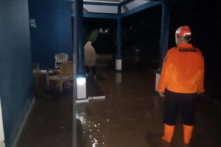 Petugas BPBD Cianjur saat mengevakuasi warga yang menjadi korban banjir bandang di Cianjur, Jawa Barat, Senin (6/6/2022) malam.