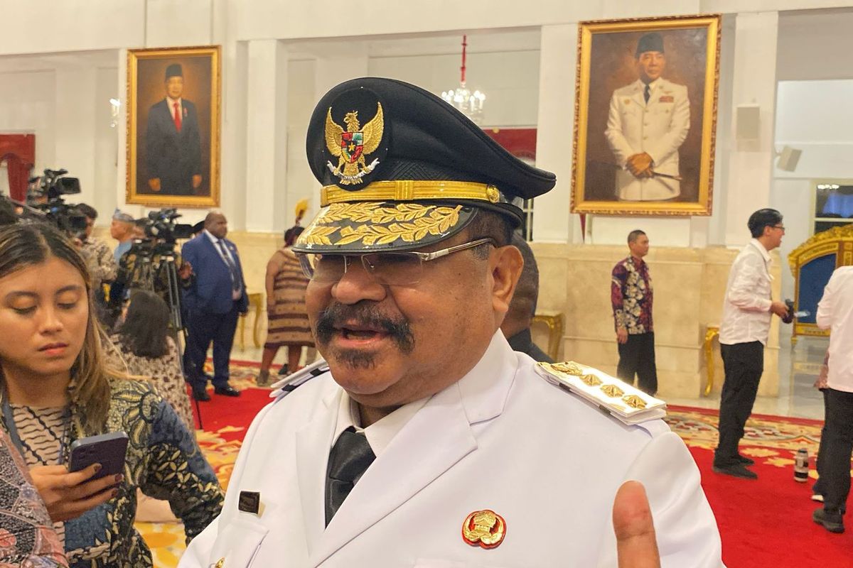 Gubernur Papua Pegunungan John Tabo dalam keterangannya usai dilantik Presiden Prabowo, di Kompleks Istana Kepresidenan, Jakarta Pusat, Kamis (17/4/2025). 