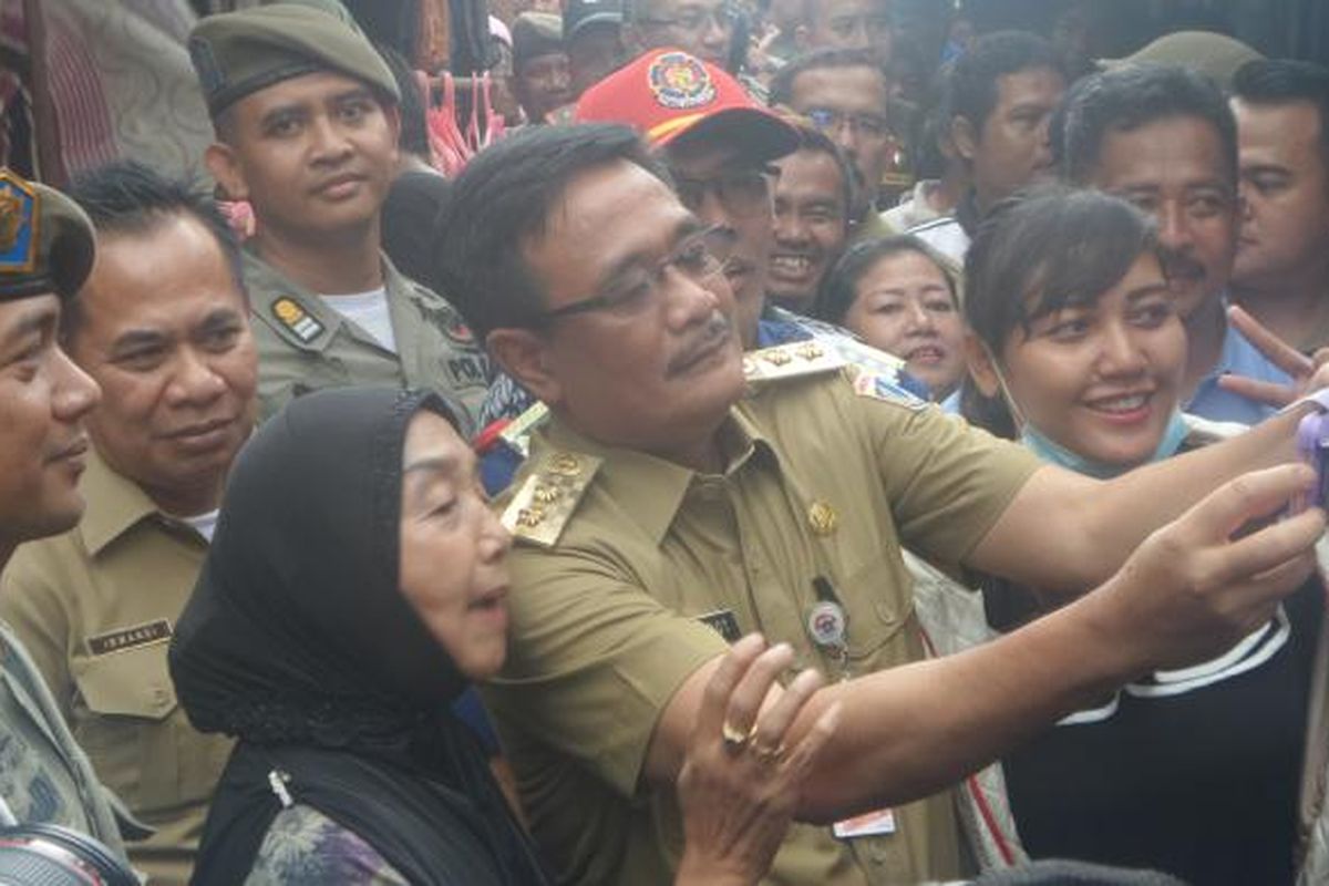 Wakil Gubernur DKI Jakarta Djarot Saiful Hidayat saat meninjau pedagang Pasar Senen di Jakarta Pusat, Selasa (14/2/2017)