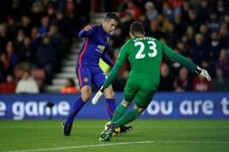 Striker Manchester United, Robin van Persie, saat berusaha melepaskan tendangan yang berujung gol ke gawang Southampton pada laga lanjutan Premier League di St Mary Stadium, Senin (8/12/2014). 
