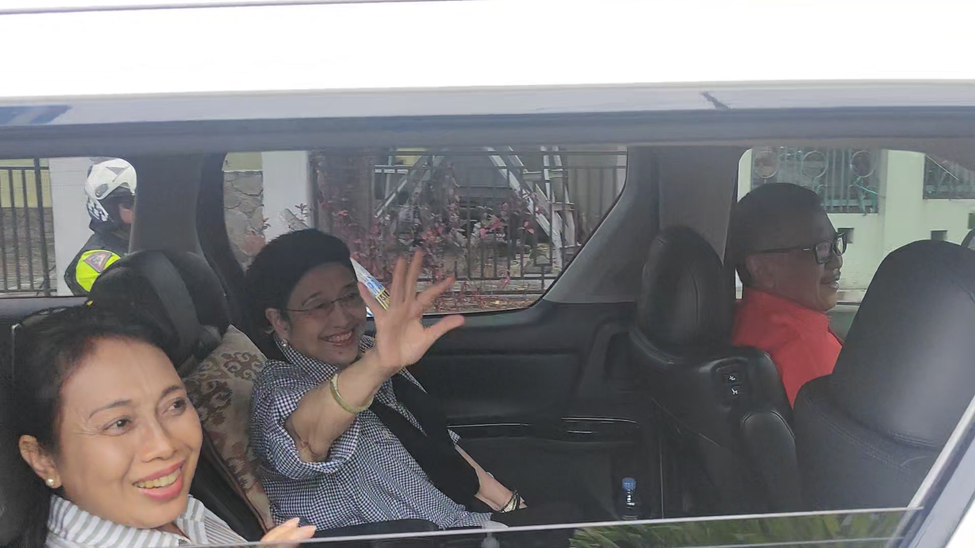 Sempat Tidak Fit, Megawati Sapa Warga di Kantor PDI-P Ende