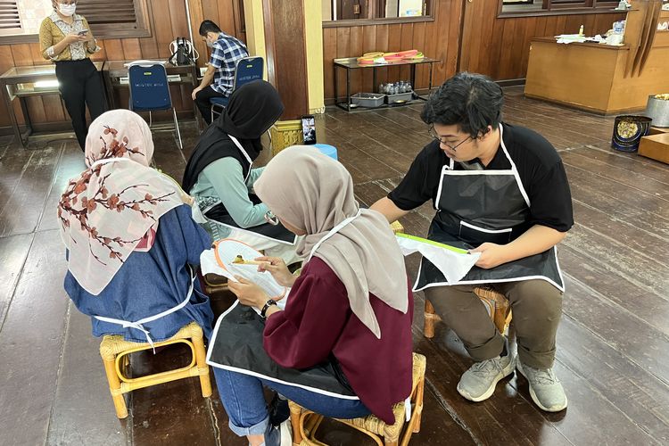 Aktivitas membatik di pendopo Museum Tekstil, Jakarta, Minggu (1/10/2023).