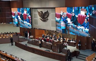 Ketua DPR Puan Maharani menerima laporan mengenai RUU Kesehatan dalam rapat paripurna pengesahan RUU Kesehatan menjadi UU di Gedung DPR, Senayan, Jakarta, Selasa (11/7/2023). 