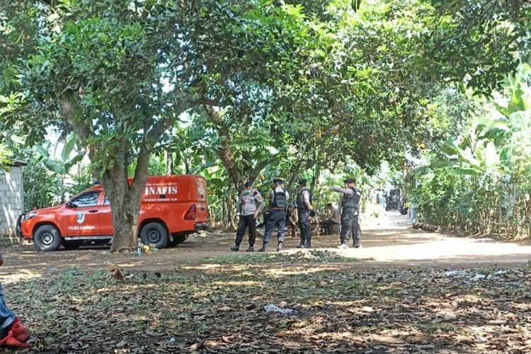 Aparat kepolisian berjaga di gang saat penangkapan terduga teroris di Kampung Kamojing, Desa Kamojing, Kecamatan Cikampek, Karawang, Jawa Barat, Sabtu (15/6/2024).