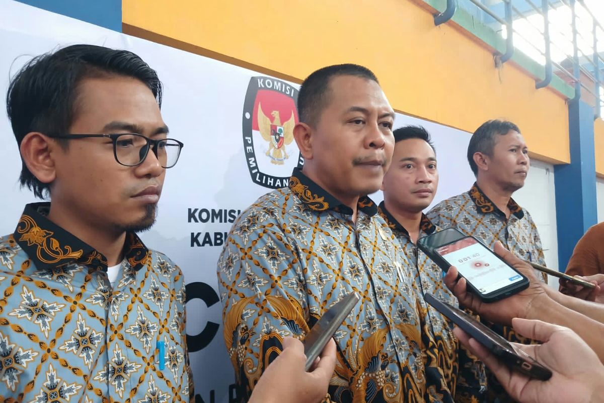 Ketua KPU Lamongan, Mahrus Ali (dua dari kiri).
