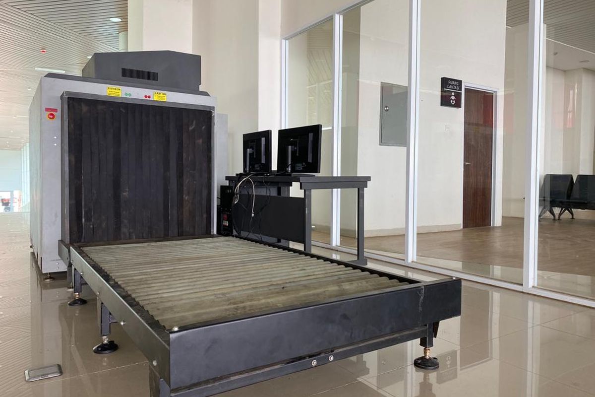 Mesin x-ray disiapkan di terminal penumpang Pelabuhan Muara Angke, Penjaringan, Jakarta Utara menjelang Natal 2022 dan tahun baru 2023. Pada Rabu (21/12/2022) mesin ini belum dapat digunakan oleh calon penumpang lantaran masih dirangkai.  