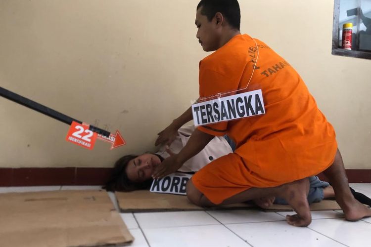 lham Asmaul Hasan (24), peragakan adegan pembunuhan sadis di kamar kontrakannya di Bandung, Kamis (11/1/2024).