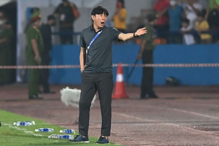 Pelatih Timnas Indonesia Shin Tae Yong memberikan arahan kepada para pesepak bola asuhannya saat melawan Timnas Vietnam dalam laga perdana Grup A Sepak Bola SEA Games 2021 di Stadion Viet Tri, Phu Tho, Vietnam, Jumat (6/5/2022). Indonesia kalah dengan skor 0-3.