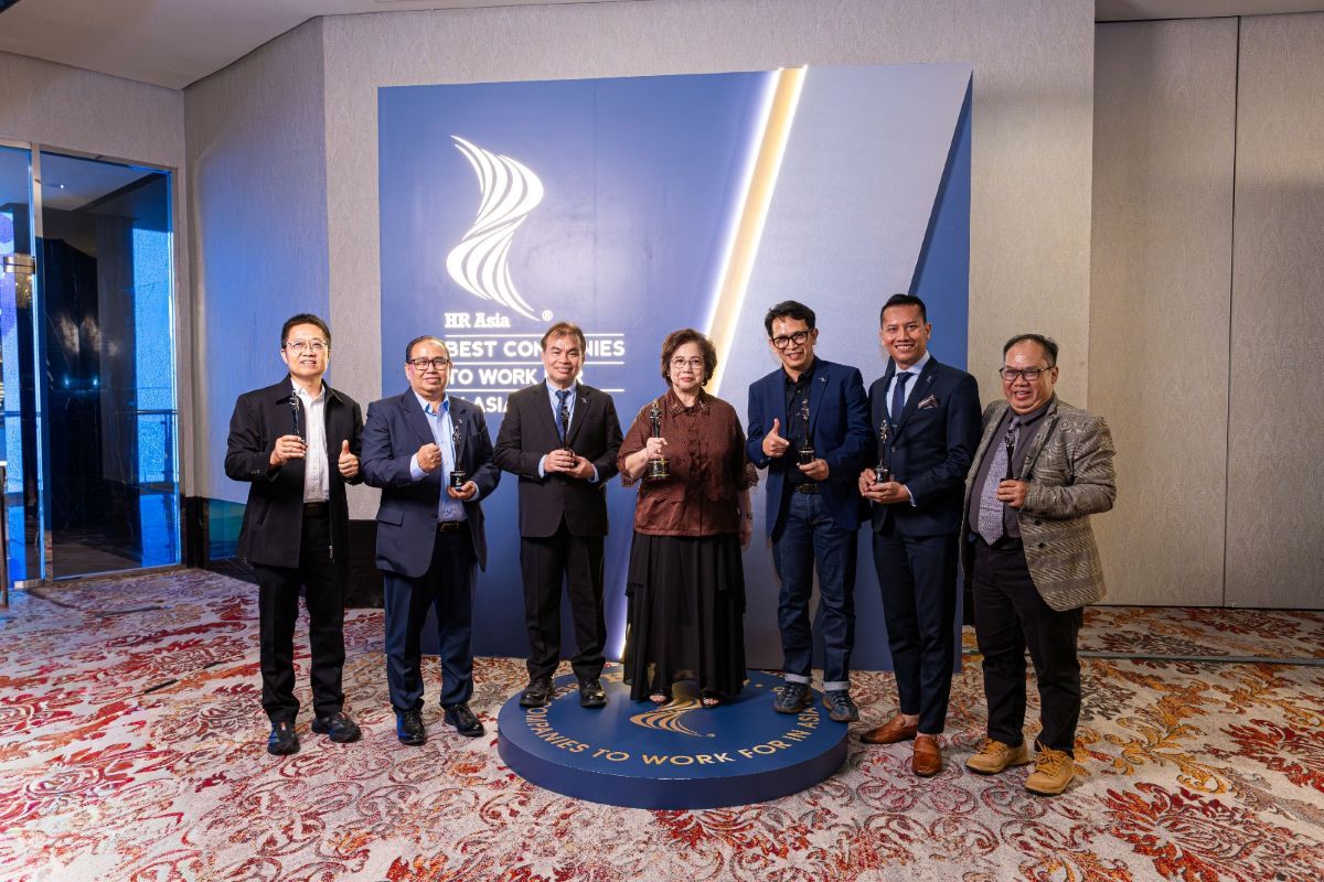 President Director PT Gandum Mas Kencana Susanna Solichin (tengah) bersama jajaran manajemen. GMK kembali meraih penghargaan HR Asia Best Companies to Work for in Asia 2026 serta empat penghargaan khusus lainnya selama lima tahun berturut-turut. 