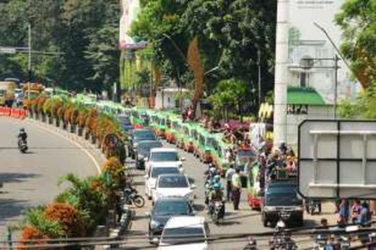 Ratusan sopir angkutan kota (angkot) di Kota Bogor saat melakukan aksi unjuk rasa dari Jalan Padjajaran sampai depan Kantor Balaikota Bogor, Rabu (27/4/2016). Para sopir angkot menuntut Pemkot Bogor agar kebijakan Sistem Satu Arah (SSA) di seputar kawasan Istana Bogor dan Kebun Raya Bogor ditiadakan.