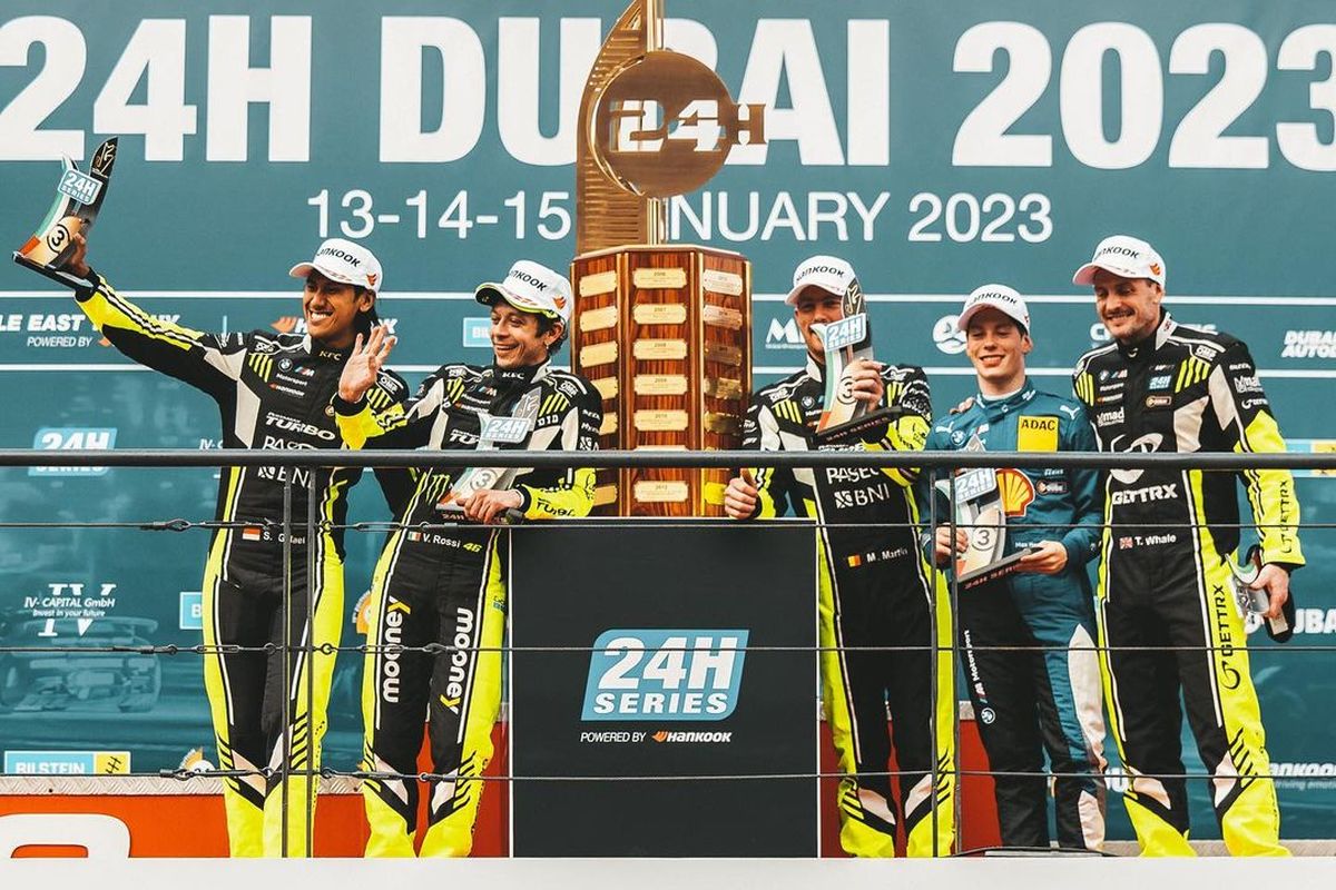 Valentino Rossi bersama Sean Gelael saat balapan pada 24 Hours of Dubai menggunakan BMW M4 GT3