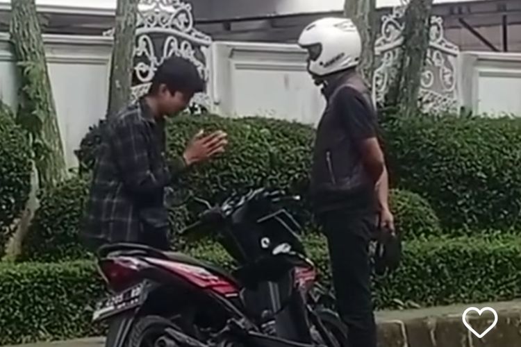 Tangkapan layar rekaman video pengendara Cimahi dipukul sampai kejang-kejang yang diunggah oleh akun Instagram @vianooov, Rabu (19/4/2023).