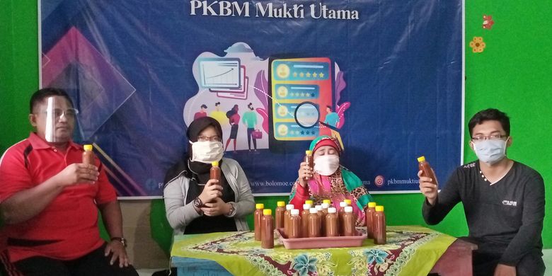 Kusfitria Marstyasih (kerudung hitam) bersama ibu PKK dan warga belajar menunjukan sirup jahe hasil pelatihan life skill yang digelar PKBM Mukti Utama Desa Karangsari Kecamatan Karangtengah Kabupaten Demak Jateng,Sabtu (21/11/2020)