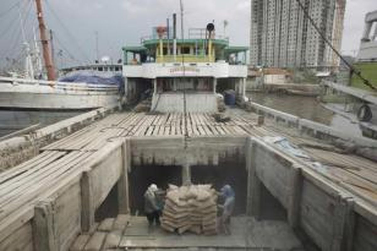 Ilustrasi: Buruh melakukan aktivitas bongkar muat di Pelabuhan Sunda Kelapa, Jakarta