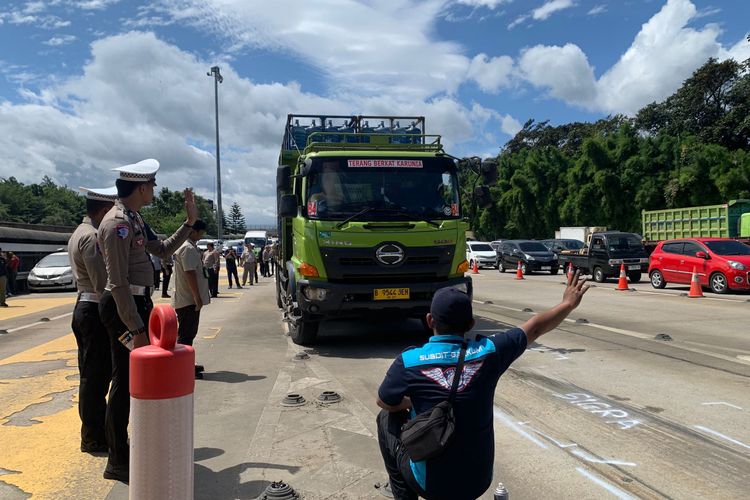 Polisi melakukan olah TKP di Gerbang Tol Ciawi 2 pada Rabu (5/2/2025).