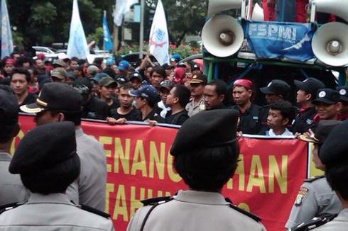 Buruh Geruduk Polda Metro, Akses Jalan ke Blok M Ditutup