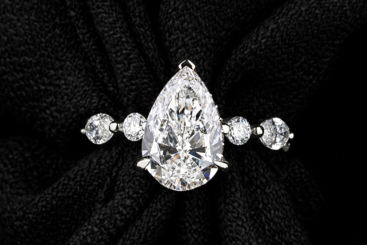 Ilustrasi perhiasan mewah.