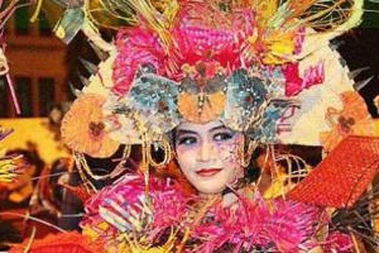 Vastenburg Carnival 2014 digelar di area Benteng Vastenburg, Solo, Jawa Tengah, Sabtu (7/6/2014) malam. Karnaval tersebut menjadi daya tarik baru wisata di Kota Solo. Tampak peserta karnaval mengenakan kostum yang dikreasi dari bahan bambu.