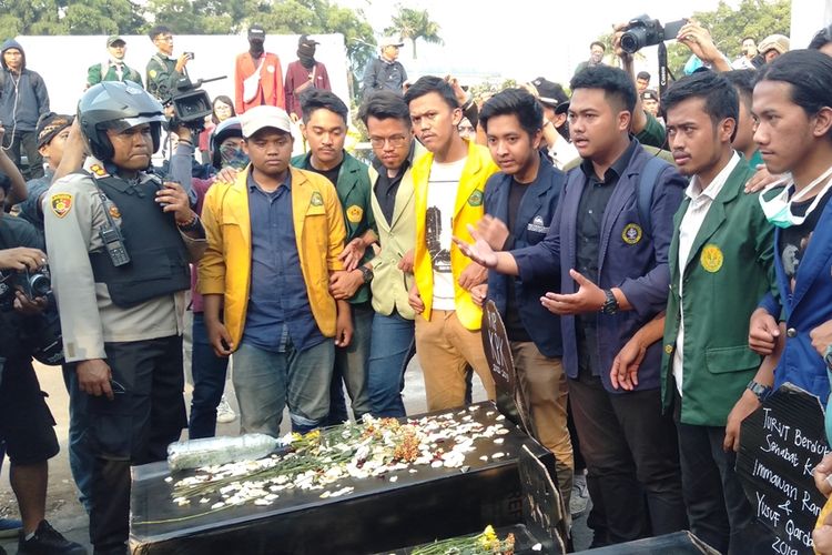 Ketua BEM IPB, Muhamad Nurdiansyah berserta ratusan mahasiswa gelar aksi di jalan Gatot Subroto, Jakarta Pusat, (1/10/2019)