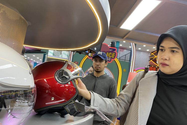 Konsumen berburu helm murah di Jakarta Fair 2023, Harganya mulai Rp 100.000 saja