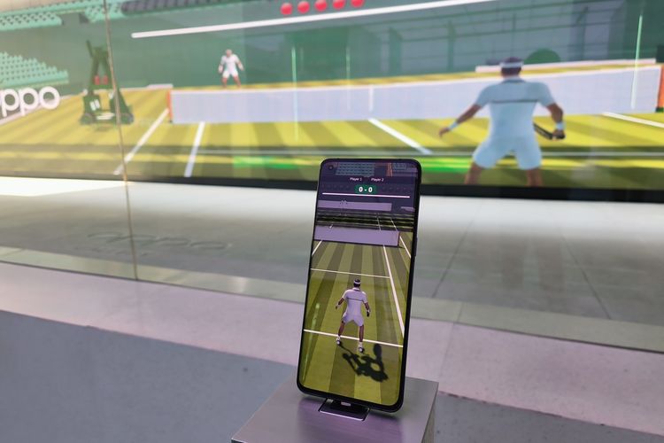 Ponsel yang digunakan untuk bermain tenis virtual di Oppo Gallery Plaza Indonesia.
