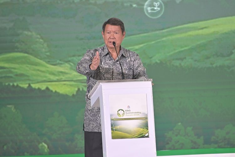 Utusan Khusus Presiden Bidang Iklim dan Energi, Hashim Djojohadikusumo saat menyampaikan keynote speech pada acara CNBC Indonesia ESG Sustainability Forum 2025 di Jakarta, Jumat (31/1). Dirinya menyampaikan keputusan dibukanya perdagangan karbon luar negeri diharapkan dapat menghidupkan pasar karbon nasional melalui arus investasi asing tanpa mengurangi pencatatan di dalam negeri. Hashim juga mengapresiasi langkah progresif PT PLN (Persero) yang telah masuk dalam perdagangan karbon luar negeri.
