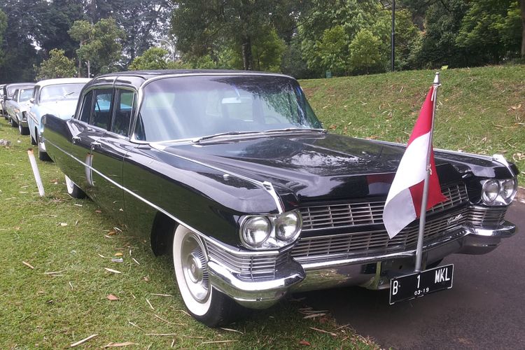 Cadillac Fleetwood 75 Limousine milik salah seorang anggota Perhimpunan Penggemar Mobil Kuno Indonesia (PPMKI) yang datang ke Bogor, Minggu (21/1/2018). Mobil ini merupakan kendaraan dinas yang pernah digunakan Presiden Pertama RI Soekarno.